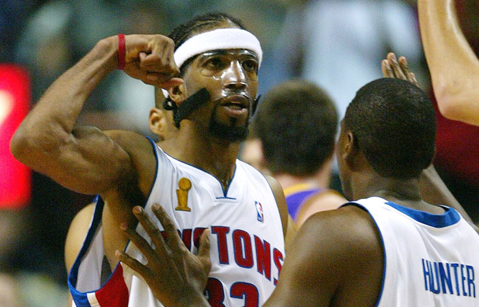 状态火热！穆雷首节6中4得到10分2篮板1助攻（穆雷开局火力全开：首节6投4中拿下10分2篮板1助攻）