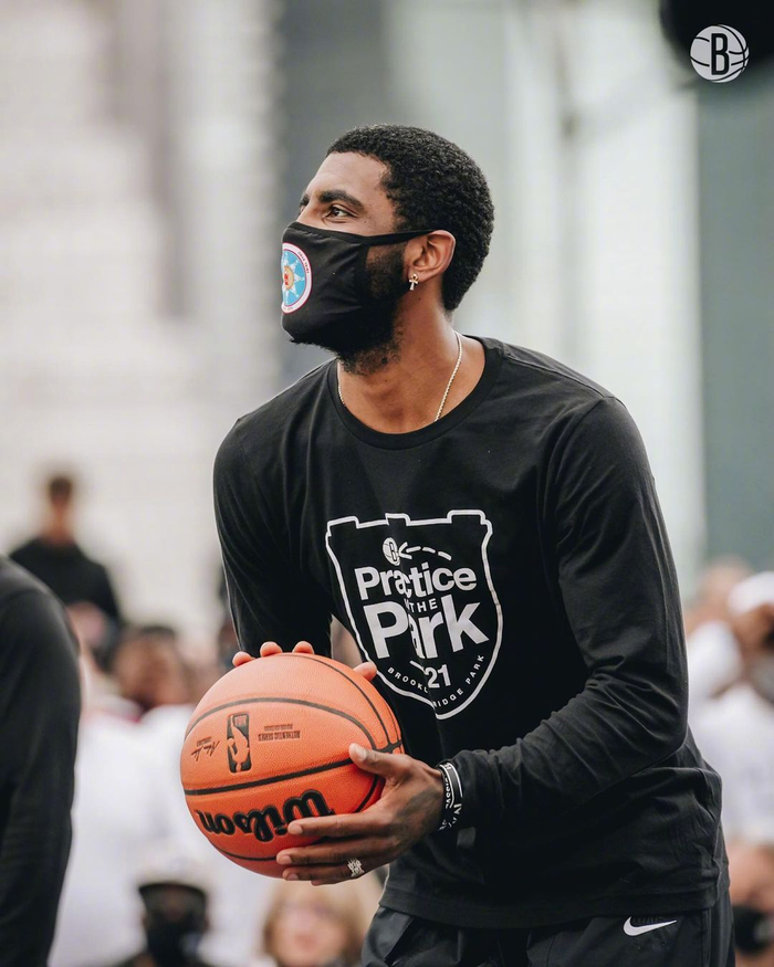 中锋低位背打技巧解析（中锋低位单打要领详解）