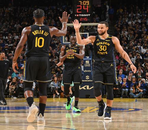 卡塔尔主场优势明显（卡塔尔借主场之势占得先机）