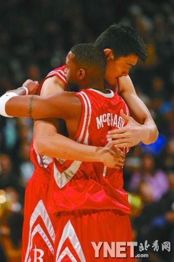 反对家暴，克雷莫内塞球衣背后印的是与球员关系密切女性名字（反家暴行动：克雷莫内塞球衣背后印与球员最亲近女性姓名）