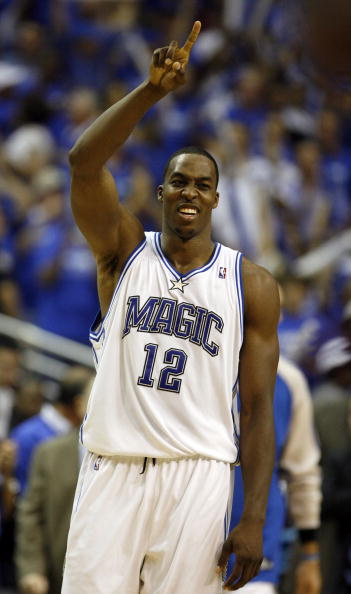 拉普拉塔大学生抗议阿足协新规，背身列队迎接联赛冠军罗萨里奥（抗议阿足协新规，拉普拉塔大学生背对列队迎接联赛冠军罗萨里奥）