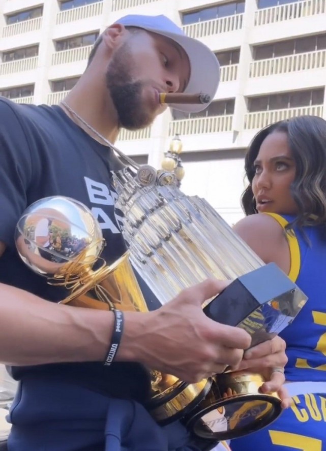 迟来的告别，拜仁在主场为科曼举办告别仪式（主场谢幕夜：拜仁为科曼补办告别仪式）